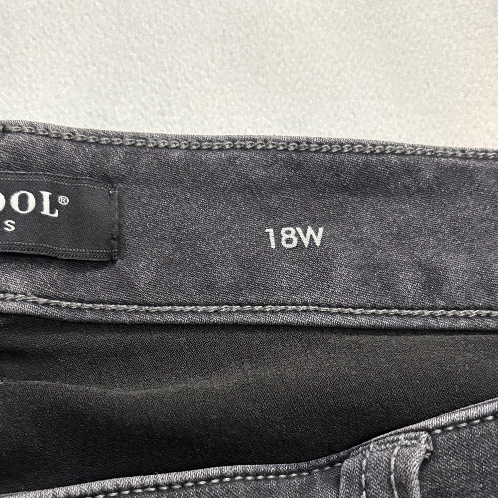 Liverpool Jeans - Black Stretch Capri Jeans - Picture 3 of 7